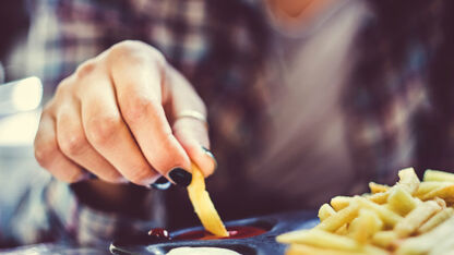 Lisa (21) weegt 248 kilo: 'Mijn lunch? 2 borden friet, 6 gefrituurde snacks en een hele fles cola'