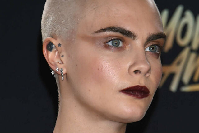 Cara Delevingne en haar oortatoeage