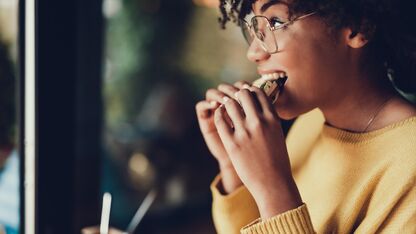 Hongerig naar bed of laat nog iets eten: wat is beter?