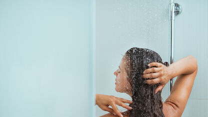 Dit is waarom je juist wel moet plassen onder de douche