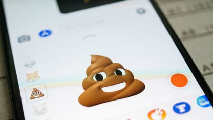 Dit was je nog nooit opgevallen aan de lachende drol-emoji 