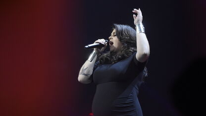 Voor altijd: Roxeanne Hazes laat tatoeage van zoonlief zetten