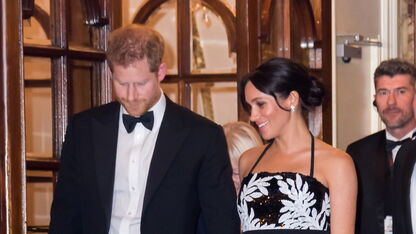 Gespot: Meghan Markle's babybuikje goed te zien in galajurk