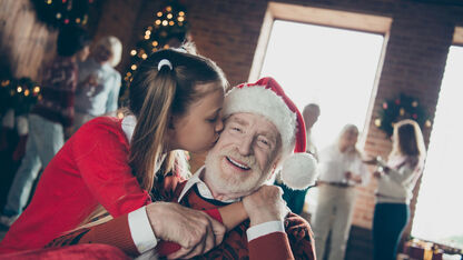 Zo betrek je jouw slechthorende opa of oma bij het kerstdiner