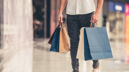 Shocking! Mannen geven gemiddeld meer geld uit aan kleding dan vrouwen