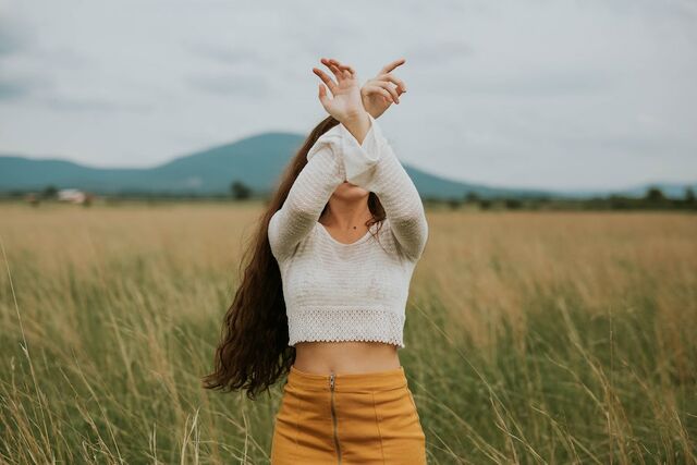 Vrouw in veld Unsplash