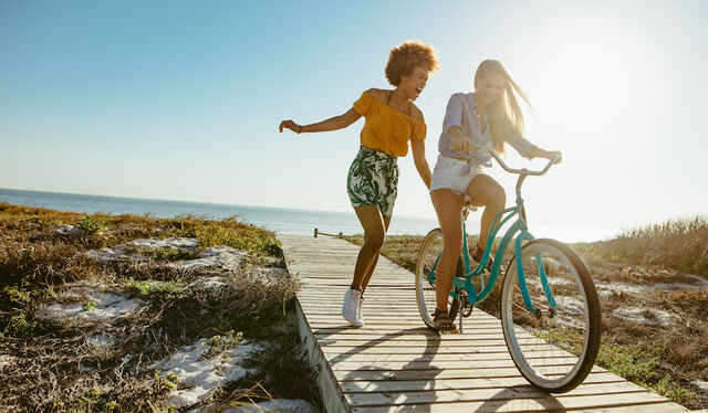 Zomervakantie vervelen vriendinnen Istock