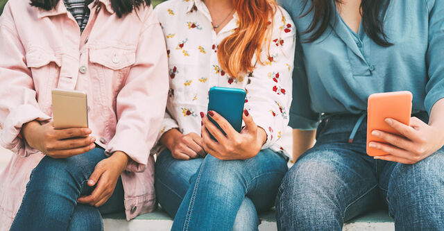 Istock vrouwen op telefoon