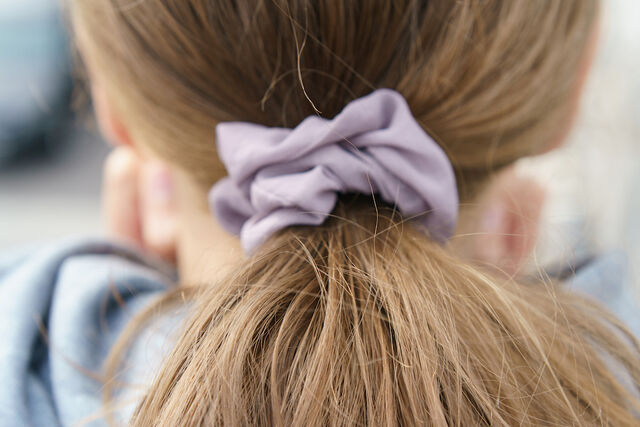 Vrouw scrunchie haar Istock