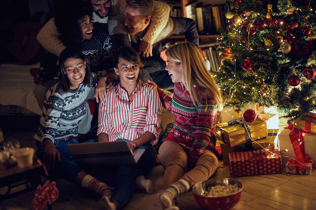 Istock vrienden lachen kerstfilm