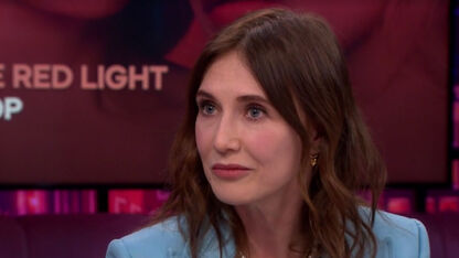 Tanden van Carice van Houten stelen de show bij Jinek