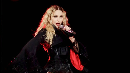 FOTO: Madonna deelt pikante kiekjes en fans zijn geshockeerd