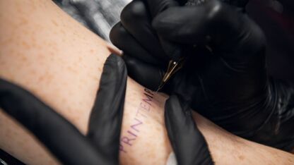 Stick and Poke tattoos zijn hot! Dit is alles wat je erover moet weten