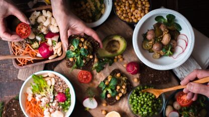 Om je vingers bij af te likken: 8x hapjes voor een vega borrelplank