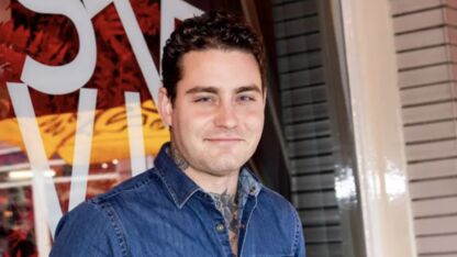 Douwe Bob slaat terug op haatreacties met hilarische post op Instagram