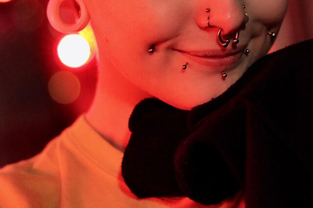 kyla piercings op gezicht