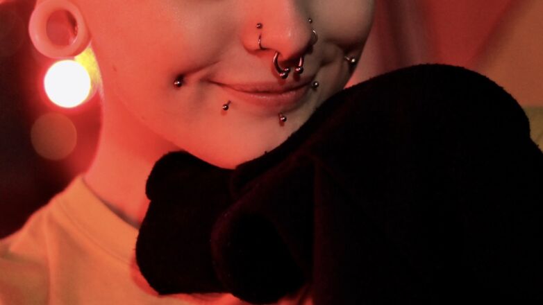 Efficiënt Boekhouder Weg huis Kyla heeft 15 piercings op haar gezicht: “Trots om een menselijk  speldenkussen te zijn”