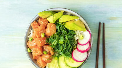 Recept: Poké bowl met bloemkoolrijst