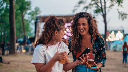 4 x tekenen dat een 'vriendin' eigenlijk een vijand is