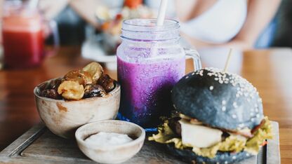 Zó maak je zelf gekleurde hamburgerbroodjes