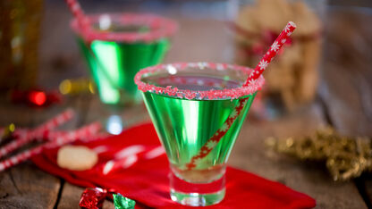 Zo maak jij deze Grinch cocktail voor de feestdagen