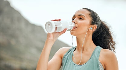 Dit is wat er gebeurt als je te veel water drinkt