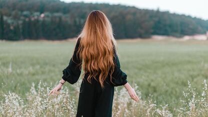 Stralend haar in de kou: haarverzorgingstips voor de herfst en winter