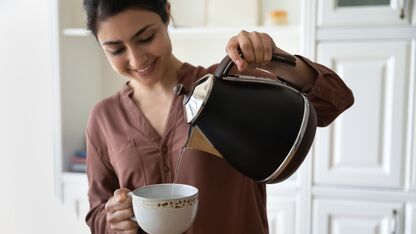 Wel of niet doen: oud water in de waterkoker opnieuw verwarmen en gebruiken?