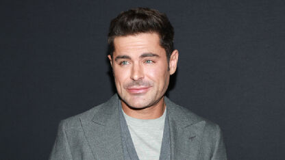 Wil je zien: acteur Zac Efron eert Friends-ster Matthew Perry bij onthulling Walk of Fame-ster