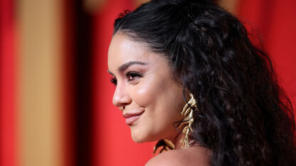 Surprise! Vanessa Hudgens verrast iedereen met eerste babybuikje op rode loper Oscars