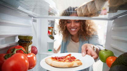 Kan je heet eten in de koelkast zetten?