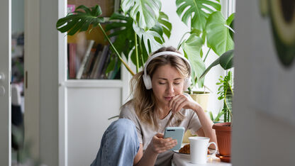 Wat is beter: een koptelefoon of oortjes?