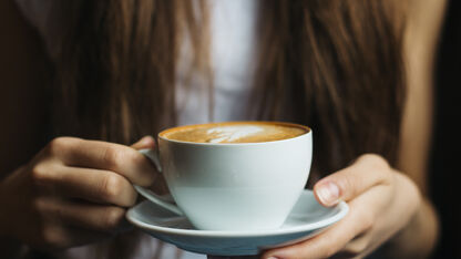 Voor de koffieleuten: met deze hack voorkom je gele aanslag op je tanden