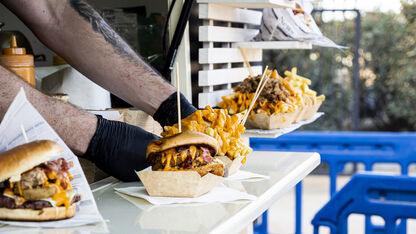 Waarom eten en drinken op festivals zo duur is geworden (en hoe je het goedkoop houdt)