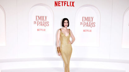 Zoveel krijgt Lily Collins betaald voor haar rol in Emily in Paris