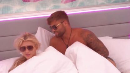 Wow! Dit is de echte reden waarom Love Island-deelnemers een zonnebril in bed dragen