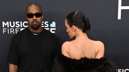 Wow! Vrouw van Kanye West steelt de show in gewaagde look op de Grammy Awards