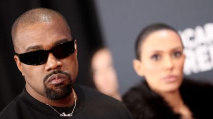 Wat?! T-shirt met hakenkruis is het enige product dat Yeezy van Kanye West nog verkoopt